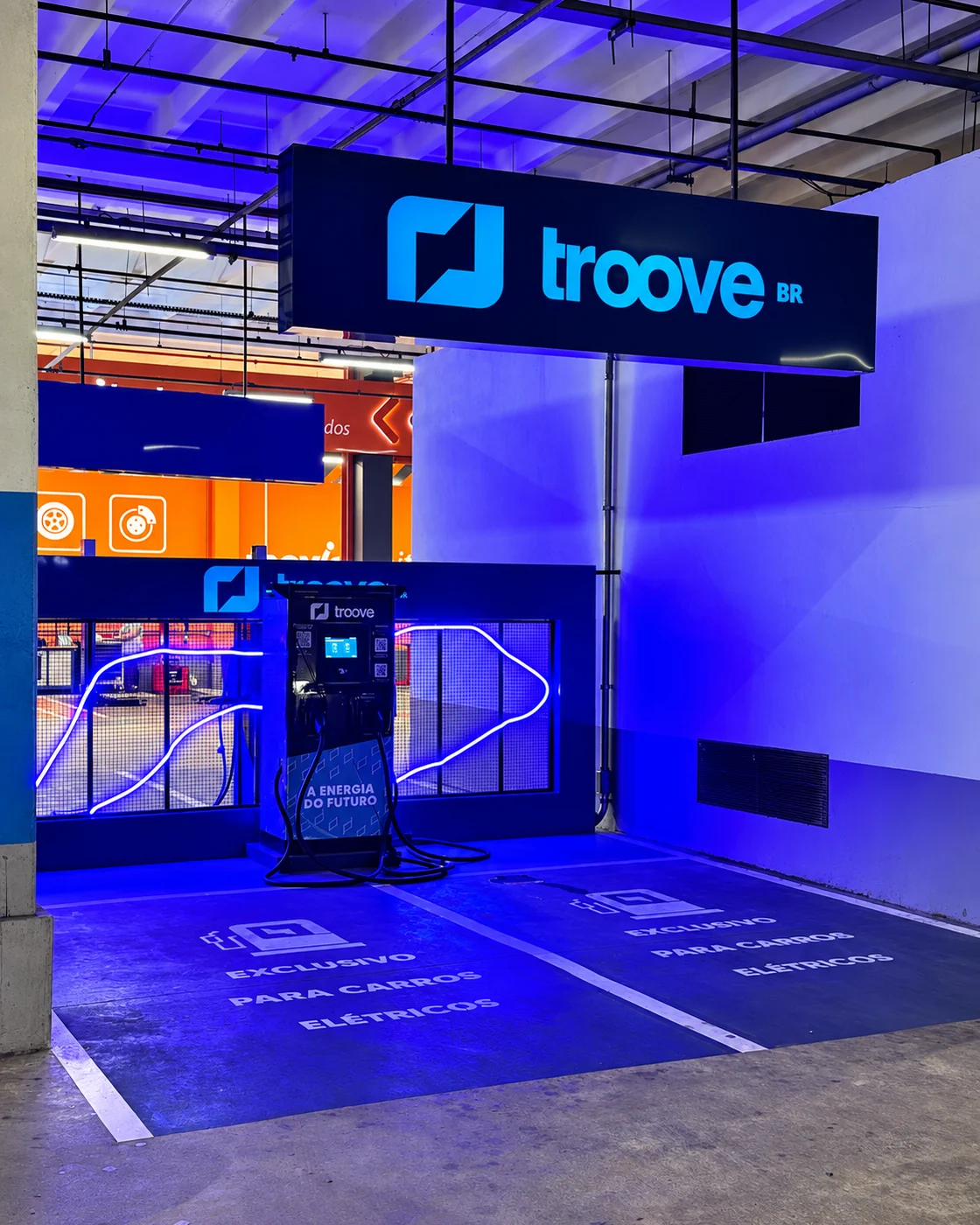 Ponto Troove no Raposo Shopping, com letreiro e luz azul