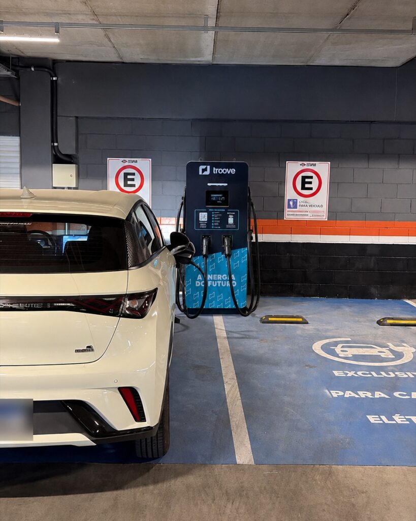 Carregador rápido Troove em estacionamento em Atibaia